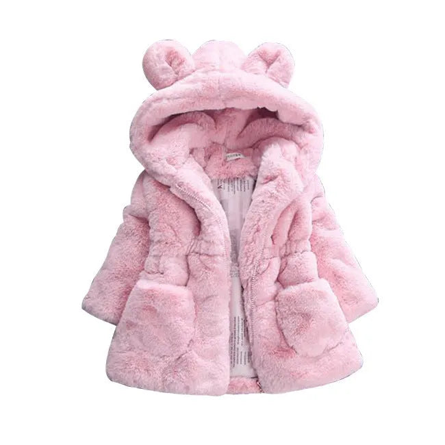 UNE fille de fourrure de manteau pour l'automne et l'hiver