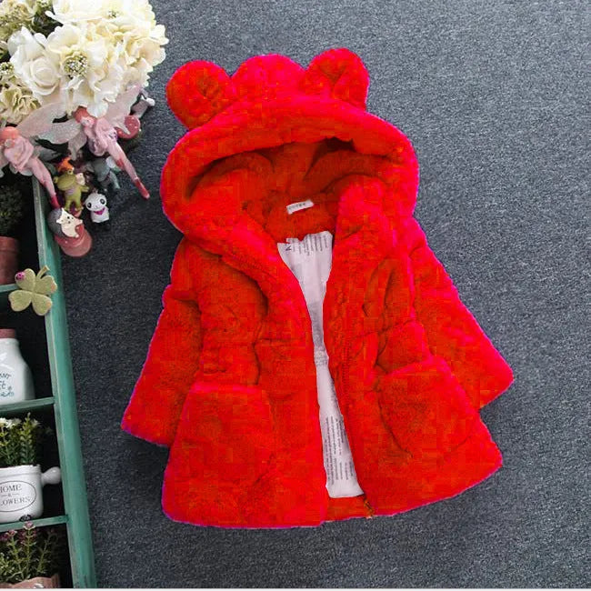 UNE fille de fourrure de manteau pour l'automne et l'hiver