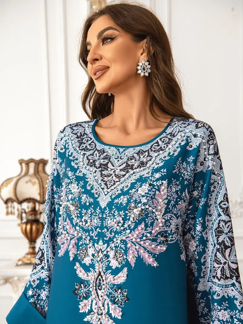 Vestido caftán largo estampado: manga larga, cuello redondo y adorno de cuentas.