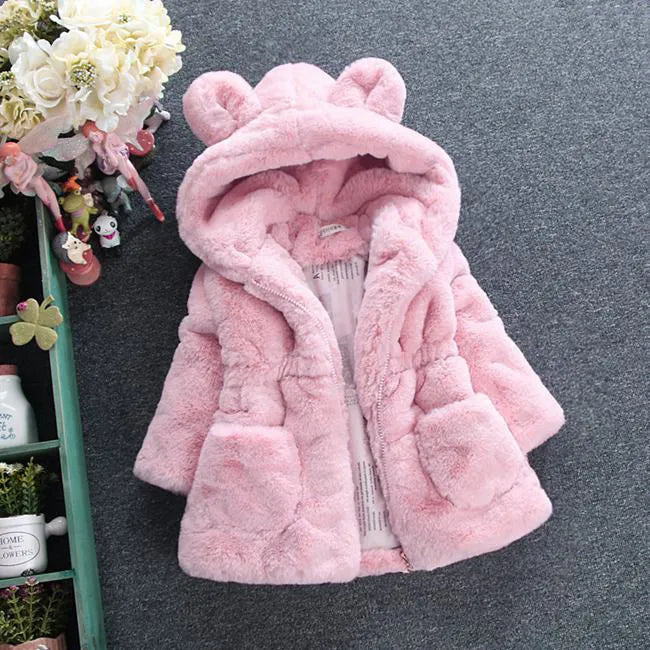 UNE fille de fourrure de manteau pour l'automne et l'hiver