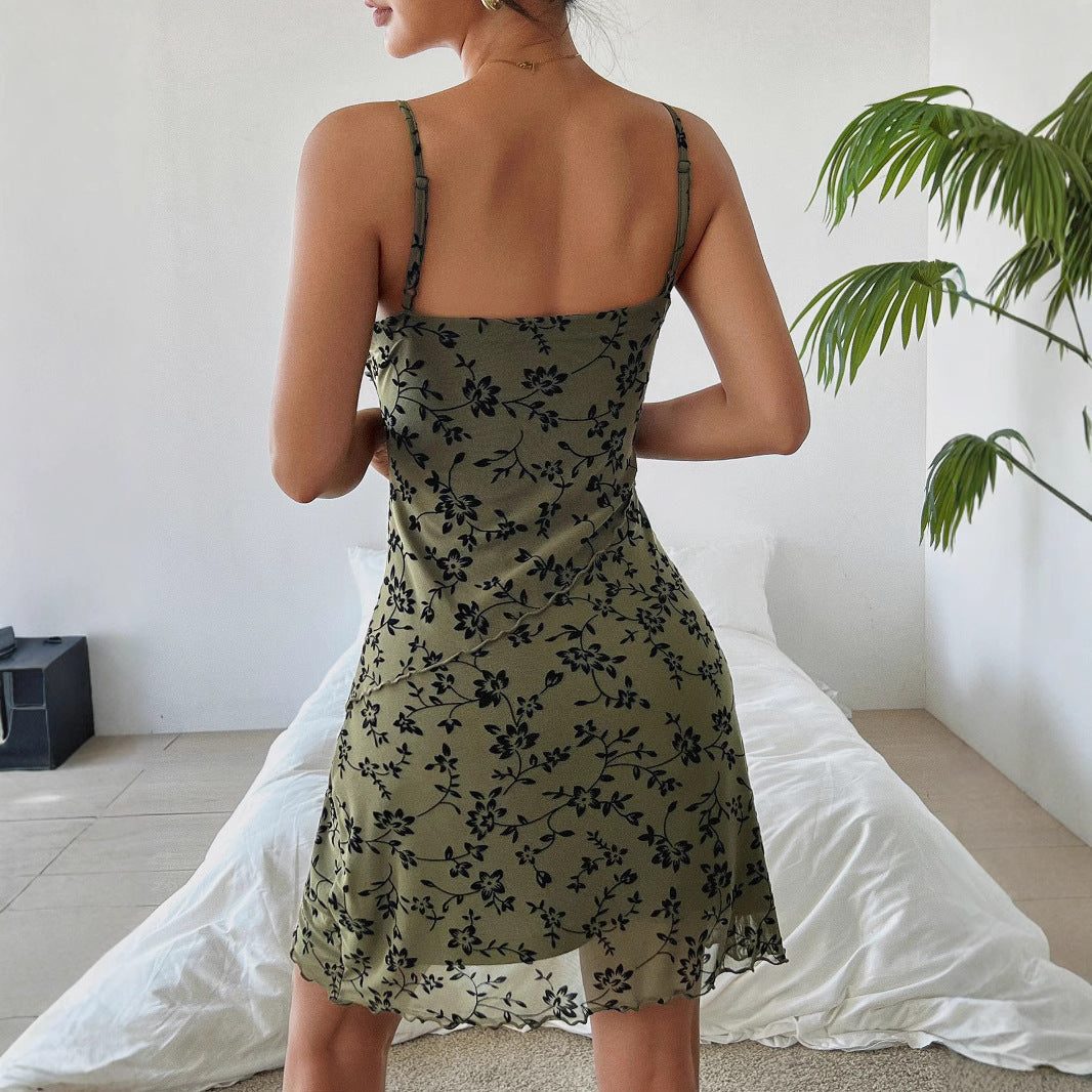 Elegante vestido sexy con tirantes finos y estampado floral