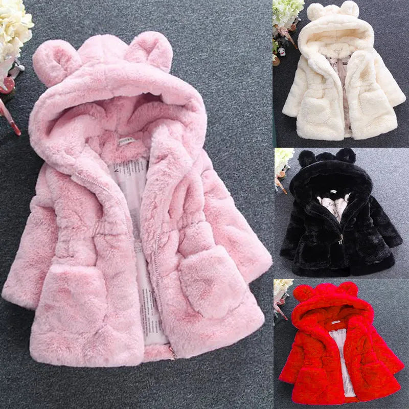 UNE fille de fourrure de manteau pour l'automne et l'hiver