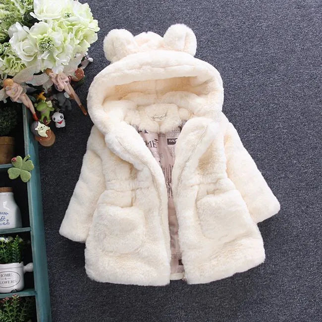 UNE fille de fourrure de manteau pour l'automne et l'hiver